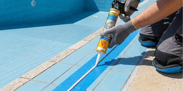aplicación Sikasil Pool para sellar grietas y juntas en una piscina